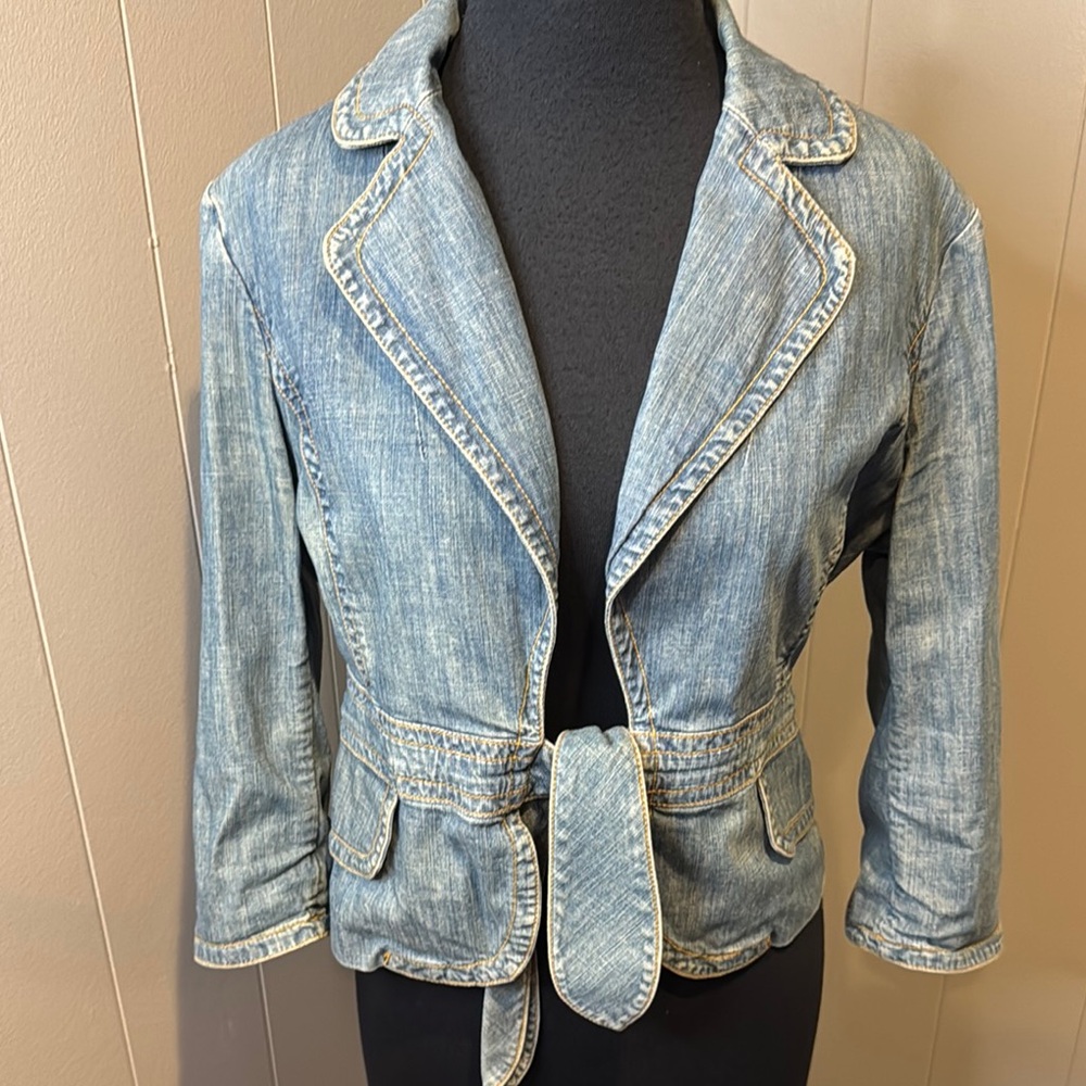 B3 Banana Republic lightly distressed denim open tie waist blazer/jacket. Size 6